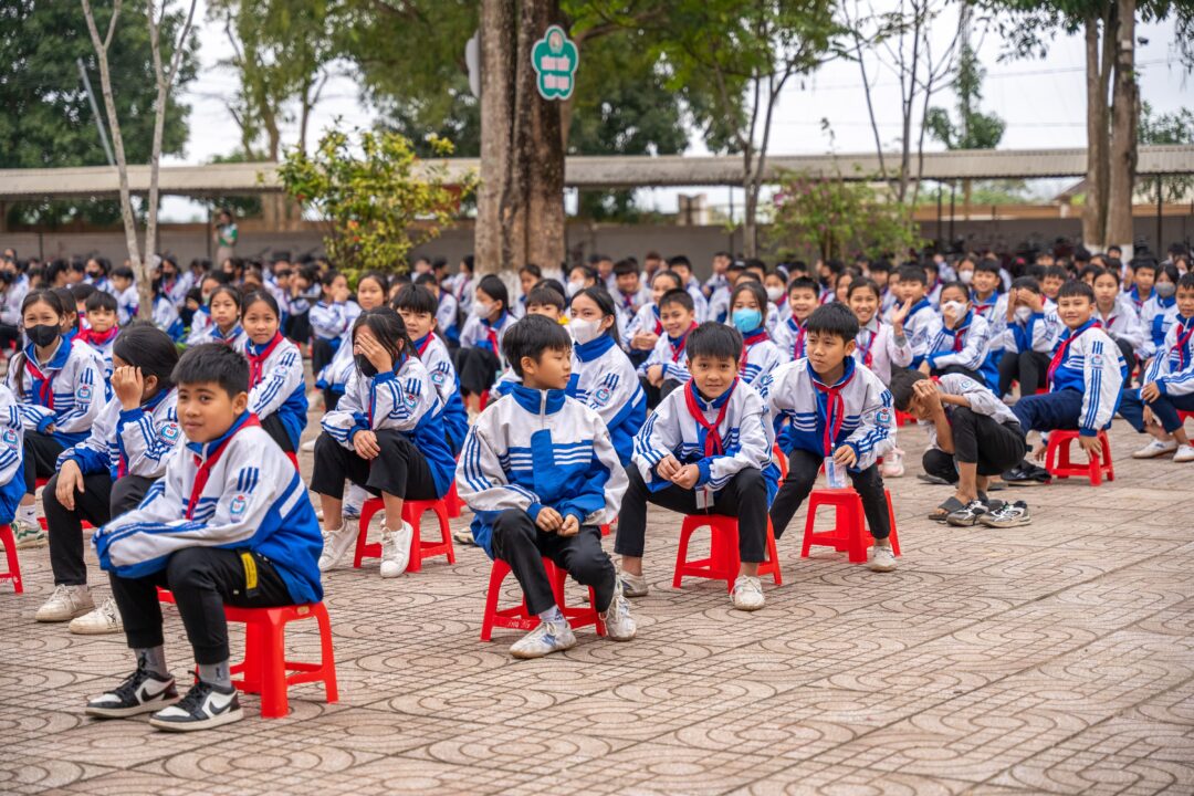 Bàn ghế học sinh: 124.727 em cao trên 175cm chưa có chuẩn 2 b n gh h c sinh 124 727 em cao tr n 175cm ch a c