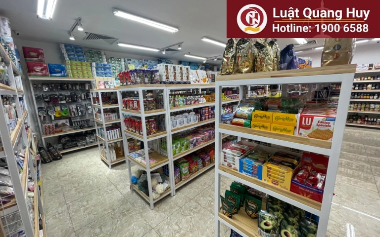 Chuyên viên Nguyễn Văn Tình hỗ trợ khách hàng thẩm định cơ sở xin cấp giấy phép an toàn thực phẩm cho siêu thị