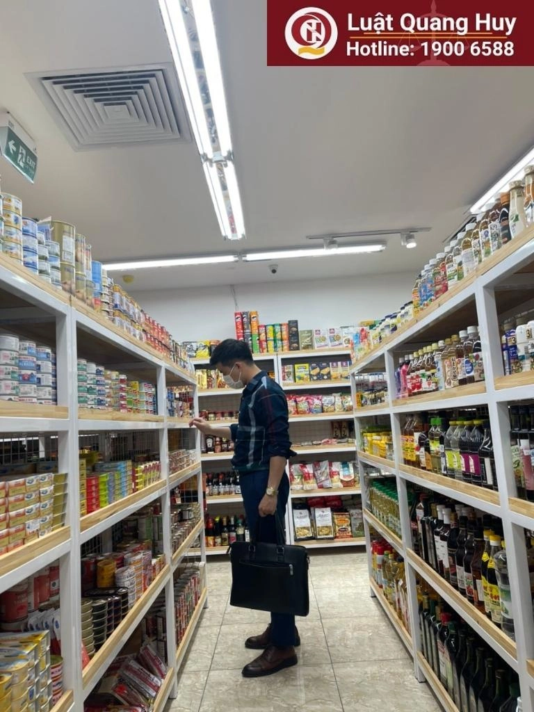 Chuyên viên Nguyễn Văn Tình hỗ trợ khách hàng thẩm định cơ sở xin cấp giấy phép an toàn thực phẩm cho siêu thị