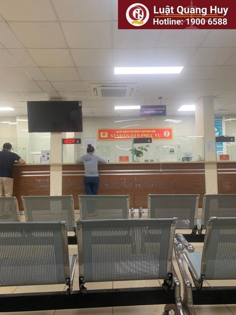 Chuyên viên Phạm Thị Hiền hỗ trợ khách hàng đăng ký thẻ tạm trú thăm thân