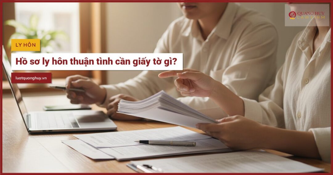 Hai vợ chồng cùng chuẩn bị hồ sơ ly hôn thuận tình tại bàn làm việc