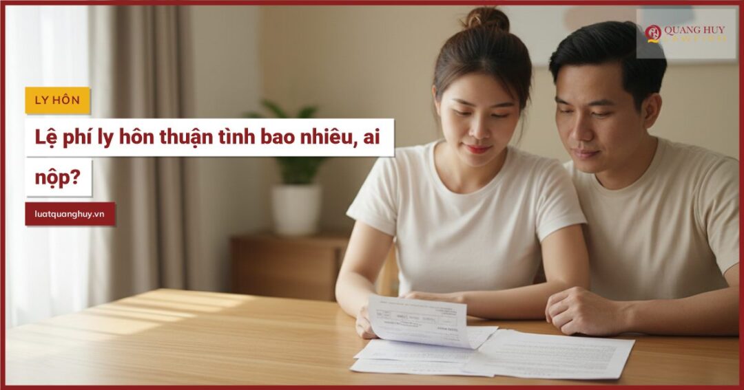 Cặp vợ chồng cùng xem biên lai và giấy tờ lệ phí ly hôn thuận tình tại nhà