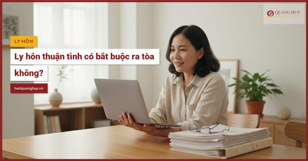 Một người đang trao đổi qua điện thoại bên tập hồ sơ ly hôn thuận tình tại nhà